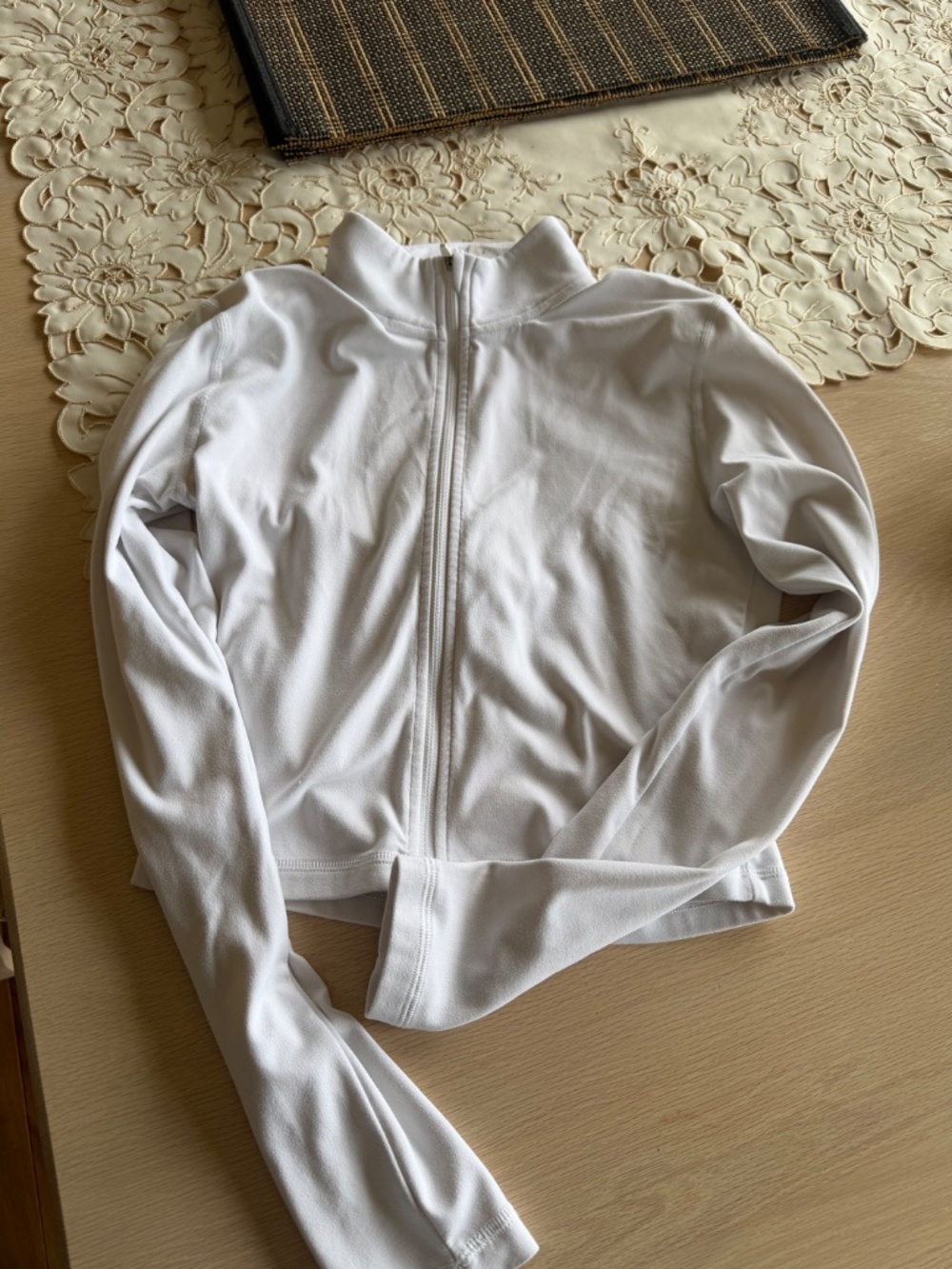 Aritzia TNA butter zip up - Picture 3 of 3